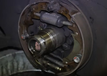 Video: How to replace the brake shoes and wheel cylinders on a Toyota 6FGCU18 forklift