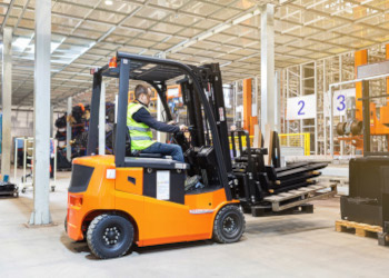 Stand Up vs Sit Down Forklift & What is the difference?